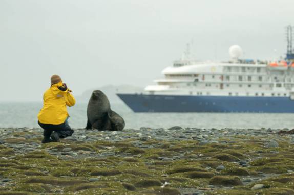 Fotografando um fur seal (leão-marinho) em Salisbury Plain, na Geórgia do Sul (foto de Jeff Orlowski)